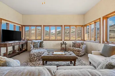 Image de Quiet home with stunning mountain views, pool table, WiFi, W/D & great location