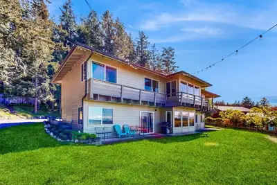 Image de Historic bayfront home with amazing view, fireplaces, & large yard - 2 dogs Ok