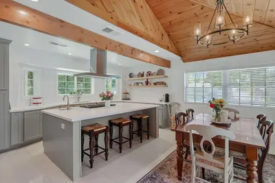 Image de Stylish San Fernando Stay with Designer Kitchen Upgrade