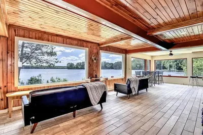 Image de Large lakefront lodge w/Kayaks, Arcade games, Wifi, next to public boat launch