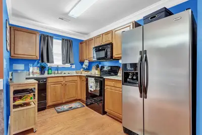 Image de Charming townhouse with pool, fireplace, washer\/dryer, & WiFi. Dogs welcome