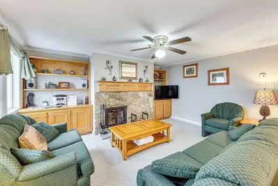 Image de Snowshoe Condo w/ Mtn Views, Walk to Ski Lift