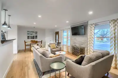 Image de Mid-Mod Home • 3 baths • 2 Living Rms • Yard