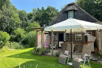 Image de Small thatched house with lovely furnishings and garden - Kleines Reethaus