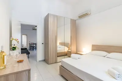 Cozy Apartment: 10 Min from Station and University