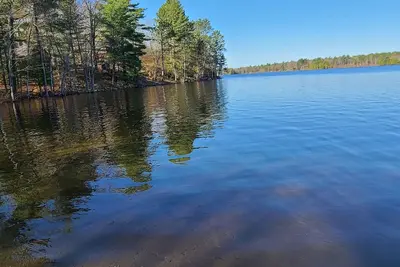 Image de Quaint, Rustic, Lakefront Cottage - The beach is at your door!
