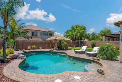 Image de Tiki Bar & Heated Pool | Relax & Unwind