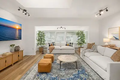 Image de Coastal Cottage, 4 Large Decks, Close to Beach, Short or Long Stays!