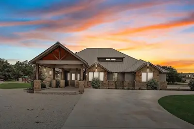 Image de She's Like Texas @ Frio Premier Rental Homes