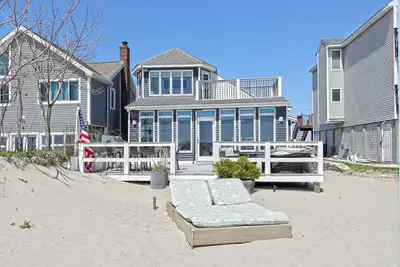 Image de Beach front home with deck, balcony and  private beach!