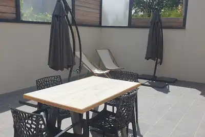 Image de Gîte Saint-Jacques-de-Compostelle, 2 pièces, 2 salles de bain, très frais en été, très grande terrasse - piscine extérieure partagée - jacuzzi privatif en option