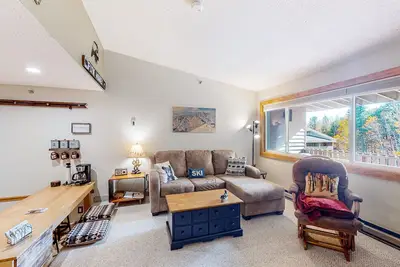 Image de Ski-in/out 2-story condo with balcony, on-site indoor pool, hot tub, sauna, W/D