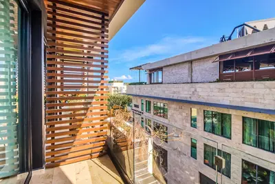 Modern studio condo with rooftop pool, hot tub, ocean views, gym, Ac & WiFi