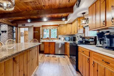 Image de Dog-friendly home with foosball table, deck, grill, wood stove and gas fireplace