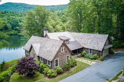 Image de Luxe lakefront home with dock, kayak, canoe, home gym & great outdoor spaces