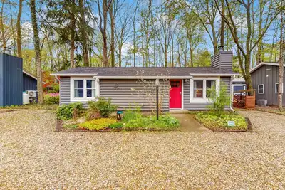 Image de Dog-friendly cottage with private beach, screened porch, wood fireplace & Ac