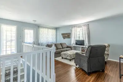 Image de Mountain-view home with large deck, gas grill, firepit, lawn, and central Ac