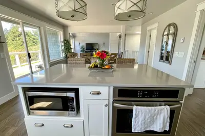 Image de Spacious & modern house with game room, outdoor firepit & peek-a-boo water views