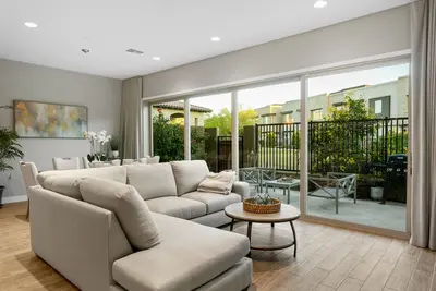 Image de Modern townhome with private patio, grill, rooftop deck, on-site pool & gym