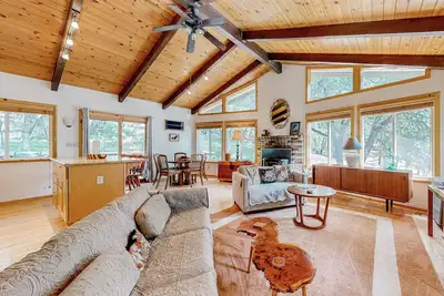 Image de Enchanting forester cabin with shared pool/tennis - close to lakefront beaches