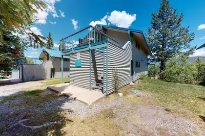 Image de Ski-in/ski-out condo with lake & mountain views, patio, balcony