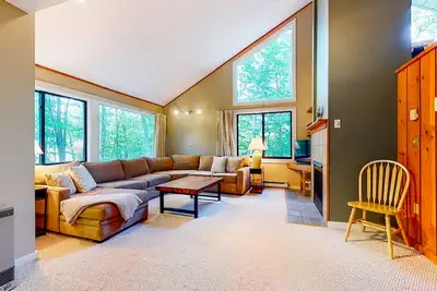 Image de Cozy condo w/gas fireplace, private balcony, WiFi, W/D - dogs & snowbirds Ok