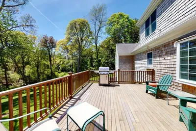 Image de Spacious home with huge deck & tree-lined yard, grill, & WiFi - great location