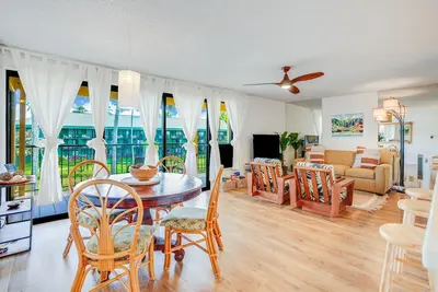 Image de Water-view 3rd-floor condo with lanai, pool & hot tub - near sights & dining