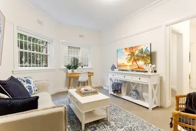 Image de Art Deco Apartment Meters Away From The Beach