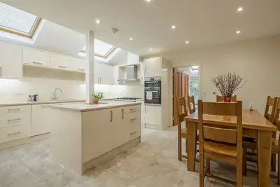 Image de Large 4 bedroom Home with Garden and Free Parking