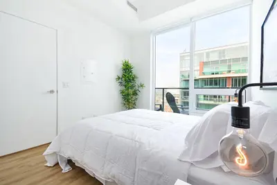 Image de ⚡Penthouse in Downtown Toronto with Cn Tower Views + Free Parking!