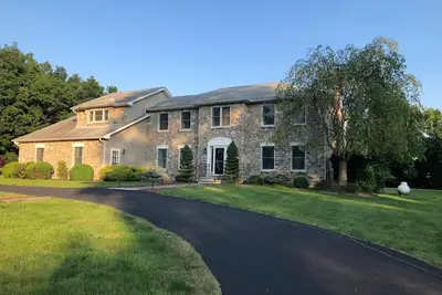 Image de Elegant Poconos estate close to Kalahari, GreatWolf, with 4 1/2 serene acres