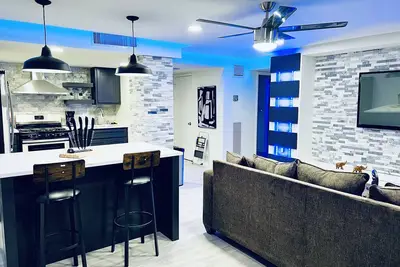 Image de Newly Renovate Stylish Condo with a City View