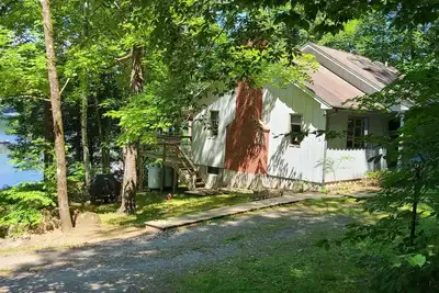 Image de Dog friendly lakefront home w/fireplace near Lk George. Telecommuters welcome!