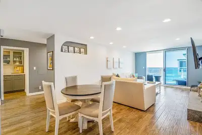 Image de Beautiful, luxurious hideaway right on Carbon Beach in Malibu!