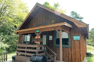 Image de Quaint, cozy vacation cabin with hot tub near Natural Bridge State Park