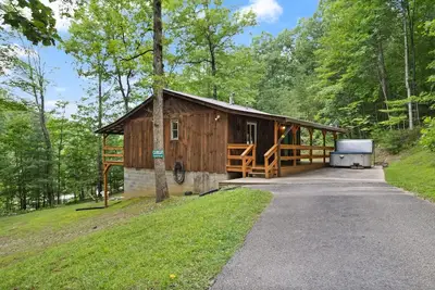 Image de Lovely, Quaint, Hot Tub Cabin, fiber optic Wi-Fi, on pond with fabulous view!