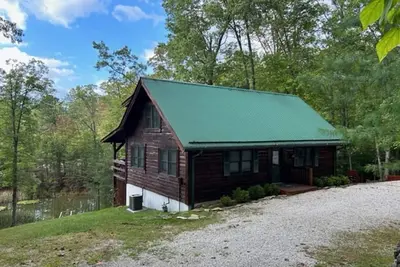 Image de Large Log home, private pond with dock, canoe, pool table, hot tub & internet.