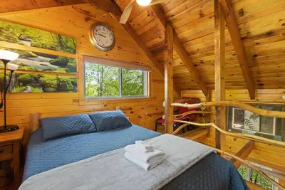 Image de New, Artisan Style, Cozy, Secluded, 2-Br, Sauna, Hot Tub, Wi-Fi