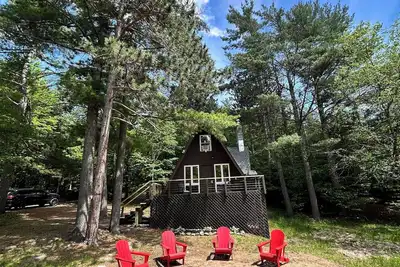 Adirondack Cozy Chalet Private & Minutes to Hiking, Fishing & More. Pet Friendly