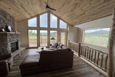 Image de Brand New 4-bedroom cabin/stunning views/king bed, Hot Tub! ! !