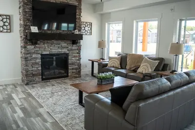 Image de LakeTop Retreat - Sauna & Hot Tub! Indoor/Outdoor pools, Lake View, mins to Sdc