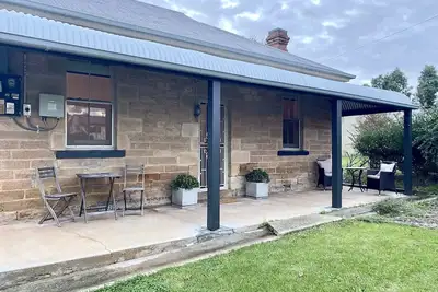 Image de Historic Stone Cottage R - hotel linens - exceptional clean - 2min walk to town