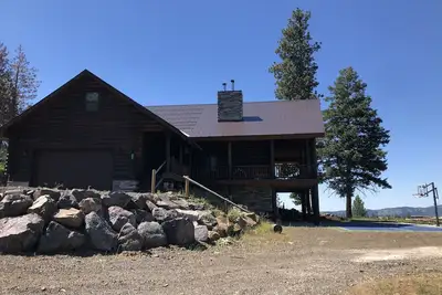 Image de Private Log Cabin with breathtaking views on 15 acres adjacent to forest service