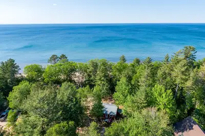 Image de Little Red Retreat: Lake Breezes & Cozy Nights – Summer's Calling