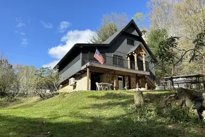 Image de Family sized chalet on the Lakeside of Leesville Lake - pets allowed