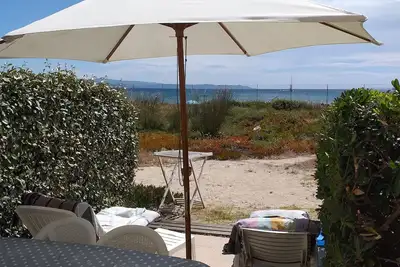 Image de pieds dans l'eau, vue mer, grand studio, 26m², clim, accès direct plage