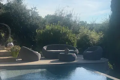 Image de Très belle Villa (8 prs) située dans un quartier résidentiel au calme absolu.