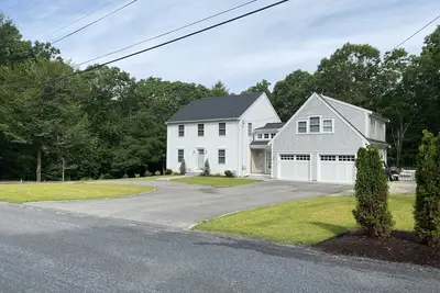 Image de Cape Cod location with 6 bedrooms and 4 baths, well furnished for your comfort!