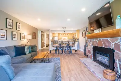 Image de Large nicely appointed condo, giant deck, free WiFi, Heated garage parking